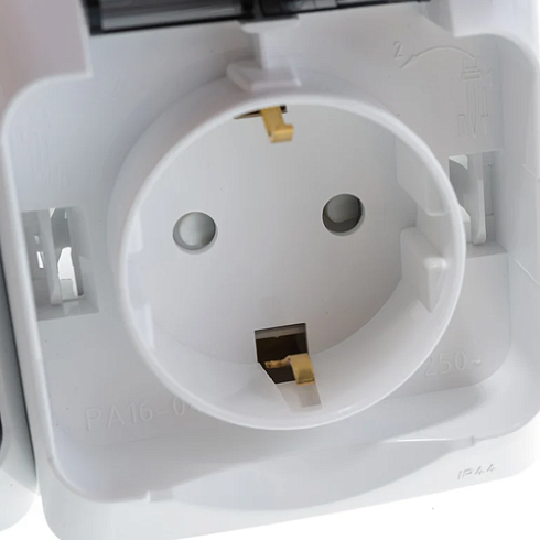 Блок 1кл выкл.+роз. с крышкой с заземл. IP44 Этюд бел. ВРА16-241В